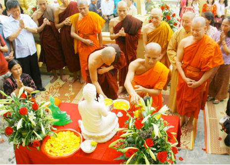 Nghi thức tắm Phật tại chùa Khmer.